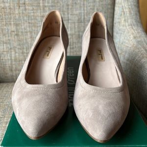 Paul Green suede pumps! A timeless shoe …..